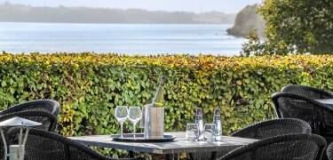 Nyt den vakre utsikten over vannet fra restauranten.