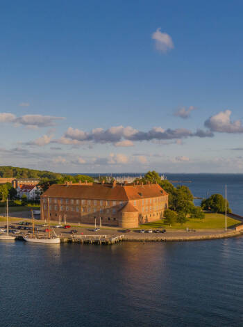 Das Schloss Sønderborg liegt nur 250 Meter vom Hotel Sønderborg Strand entfernt. Es erwartet Sie mehr als 800 Jahre dänische Geschichte.