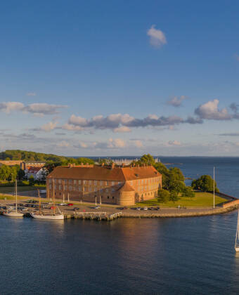 Sønderborgs slott ligger bara 250 meter från Hotel Sønderborg Strand. Mer än 800 år av dansk historia väntar på dig.