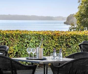 Genießen Sie vom Restaurant aus den wunderschönen Blick auf das Wasser.