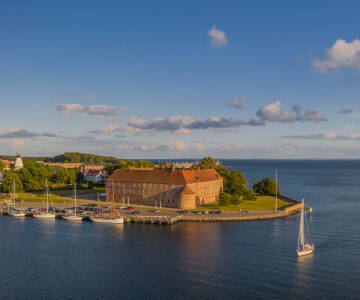 Sønderborg Slot ligger kun 250 meter fra Hotel Sønderborg Strand. Oplevelsen af mere end 800 års Danmarkshistorie venter.