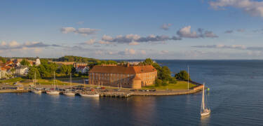 Das Schloss Sønderborg liegt nur 250 Meter vom Hotel Sønderborg Strand entfernt. Es erwartet Sie mehr als 800 Jahre dänische Geschichte.