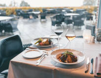 Restauranten har en skøn udsigt over vandet, og byder på masser af lækre måltider af høj kvalitet.