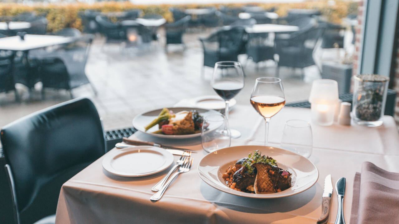 Genießen Sie vom Restaurant aus den wunderschönen Blick auf das Wasser.