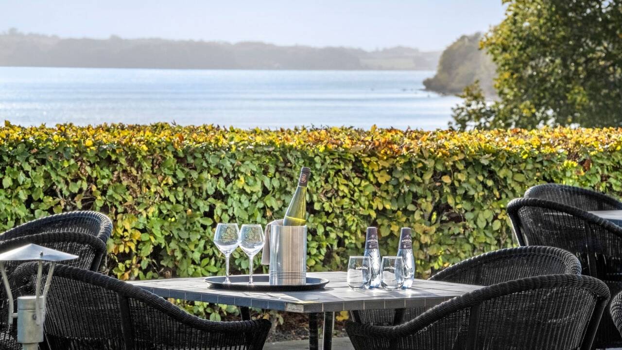 Genießen Sie vom Restaurant aus den wunderschönen Blick auf das Wasser.