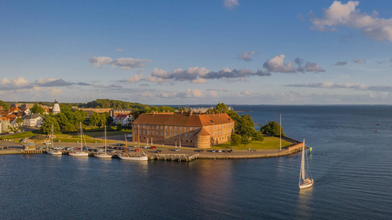 Sønderborg Slot ligger kun 250 meter fra Hotel Sønderborg Strand. Oplevelsen af mere end 800 års Danmarkshistorie venter.