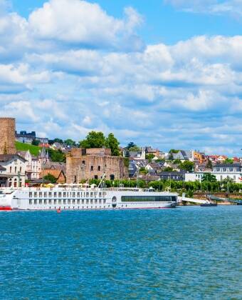 The hotel enjoys a prime location directly by the Rhine in the heart of lovely Rüdesheim.
