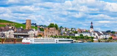The hotel enjoys a prime location directly by the Rhine in the heart of lovely Rüdesheim.