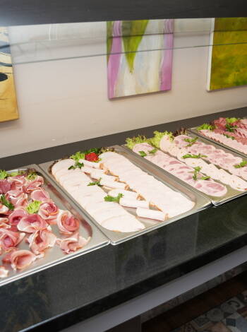 Hver morgen starter med en lækker morgenmadsbuffet med friskbagt brød, pålæg, frugt og varme drikke.