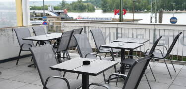 Auf der Terrasse können Sie nach einem erlebnisreichen Tag bei einem Getränk entspannen und den Blick auf den Rhein genießen.