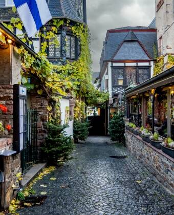 The famous Drosselgasse is just a short walk away, where you can enjoy lively wine taverns, music, and a vibrant atmosphere.