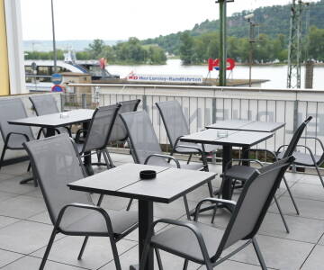 Terrassen er et skønt sted at slappe af med en drink og udsigt til Rhinen efter en dag fuld af oplevelser.