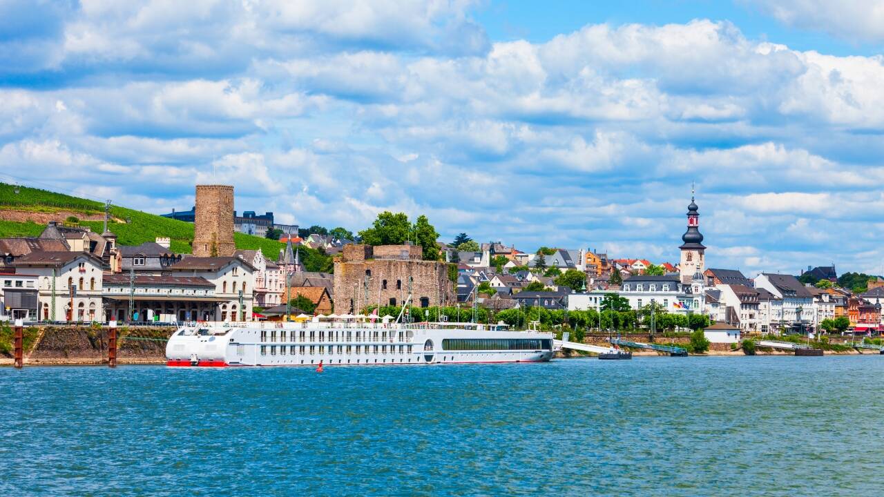 Hotellet nyder en førsteklasses beliggenhed direkte ved Rhinen midt i hyggelige Rüdesheim.
