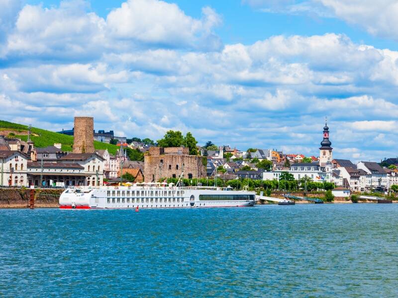 Hotellet nyder en førsteklasses beliggenhed direkte ved Rhinen midt i hyggelige Rüdesheim.