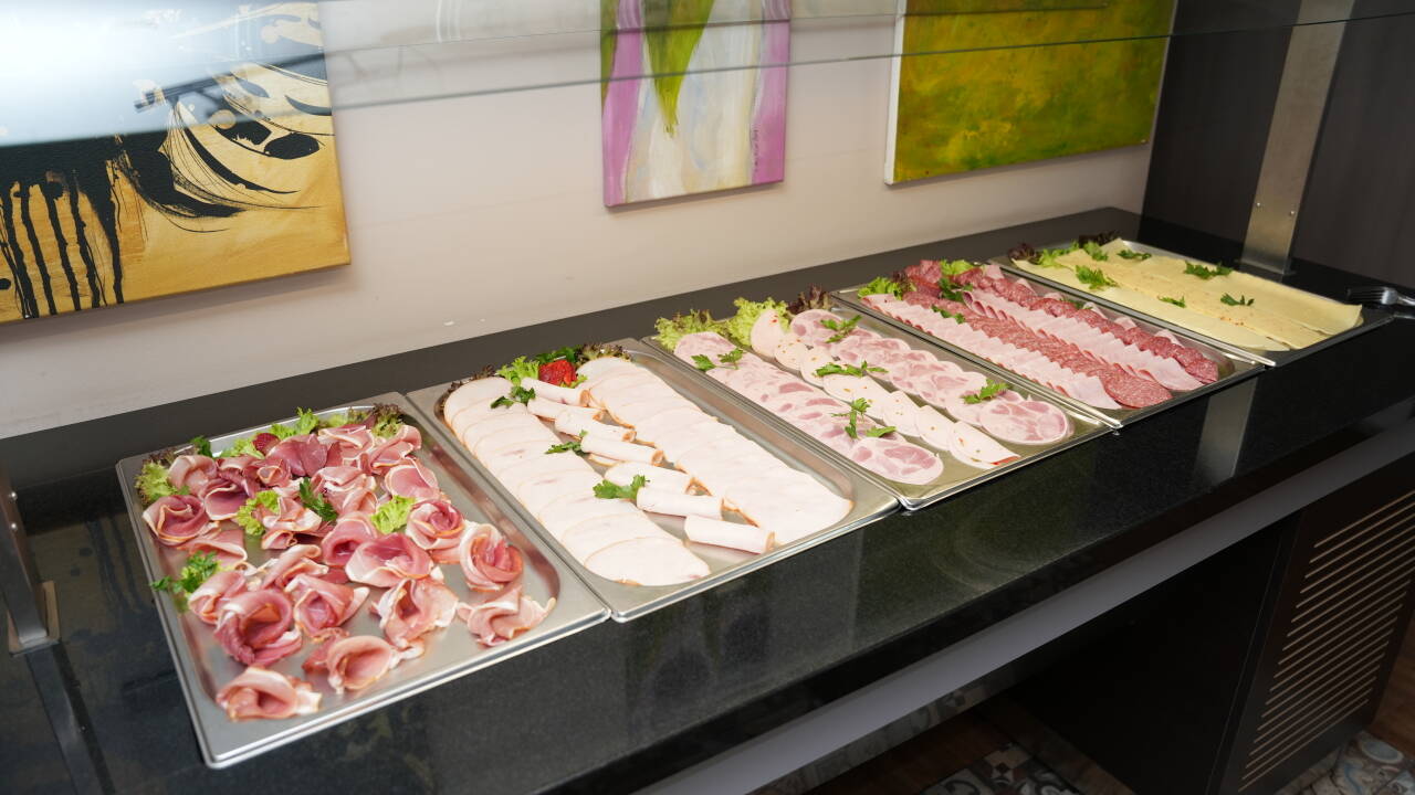 Hver morgen starter med en lækker morgenmadsbuffet med friskbagt brød, pålæg, frugt og varme drikke.