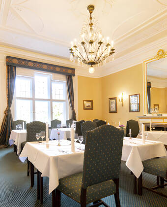 Hotellets trevliga restaurang serverar goda rätter efter säsong och från det regionala köket