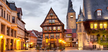 Entdecken Sie wunderschöne Städte wie Wernigerode oder die zum UNESCO-Weltkulturerbe gehörende Stadt Quedlinburg.