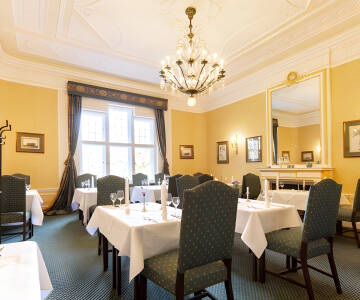 Hotellets restaurant serverer mat fra regionen preparert av kortreiste råvarer.