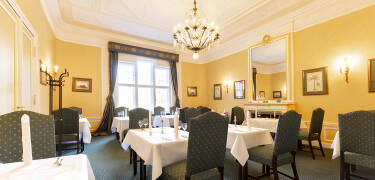 Hotellets restaurant serverer mat fra regionen preparert av kortreiste råvarer.