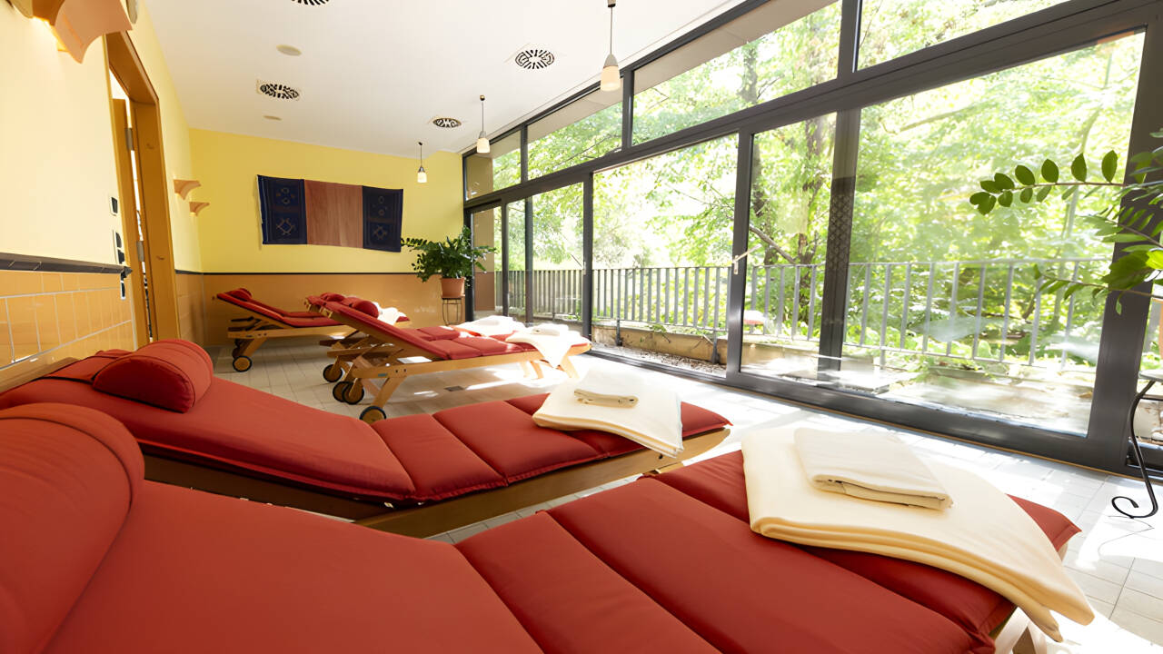 Gönnen Sie sich Sauna im schönen Wellnessbereich des Hotels mit Blick auf den Park.