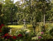 Hotellet ligger omgivet af et idyllisk park- og skovområde med egen sø som bidrager til charmen