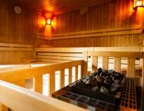 Gönnen Sie sich Sauna und Dampfbad im schönen Wellnessbereich des Hotels mit Blick auf den Park.