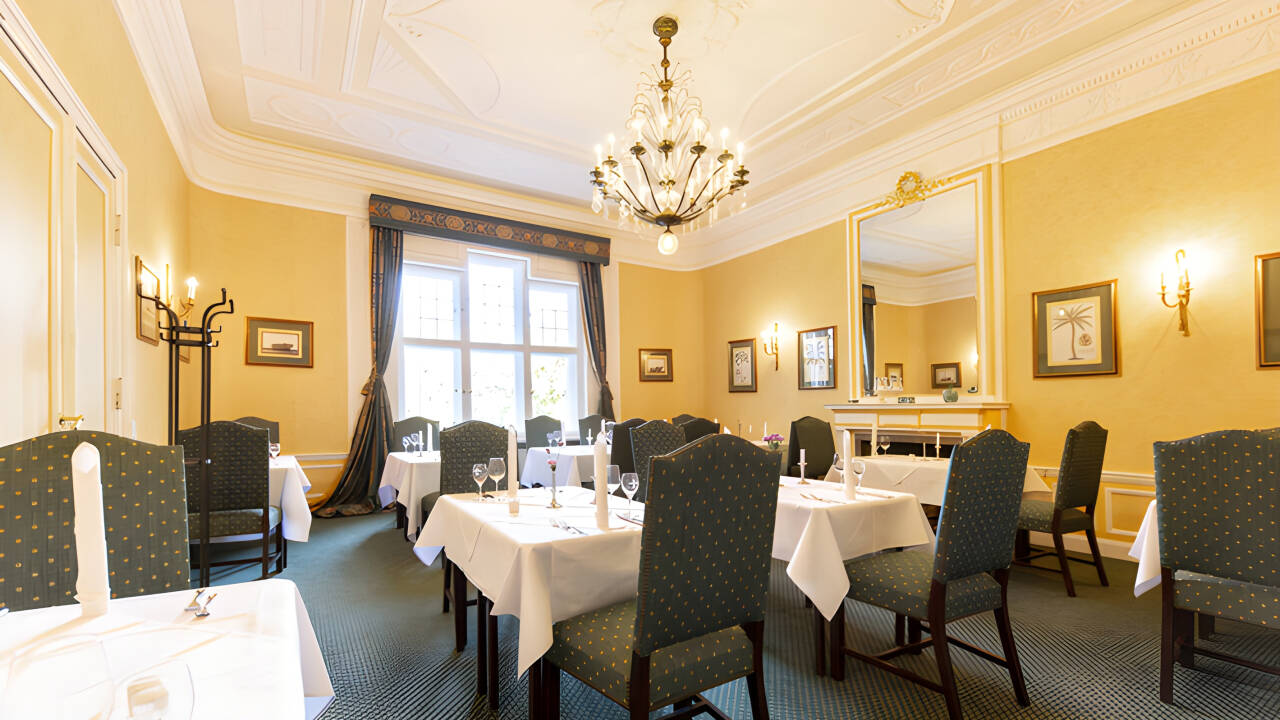 Hotellets flotte restaurant serverer udsøgte sæsonprægede retter baseret i det regionale køkken