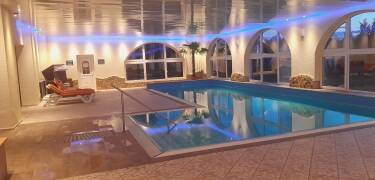 Utnyttja den nyrenoverade poolen och ta en simtur eller bara njut av lite avslappnad tid.