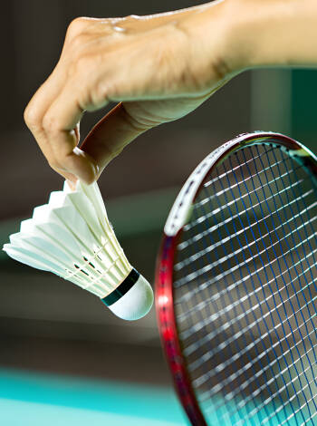 Ni kan spela tennis, badminton eller volleyball i den stora sporthallen