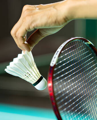 Ni kan spela tennis, badminton eller volleyball i den stora sporthallen