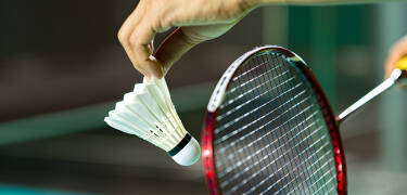 Ni kan spela tennis, badminton eller volleyball i den stora sporthallen