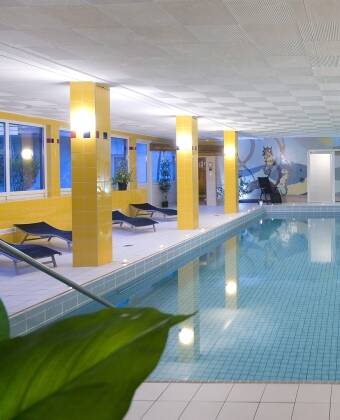 Wellnessområdet inkluderar en stor inomhuspool, bastu, ångbad och vilorum med liggstolar.