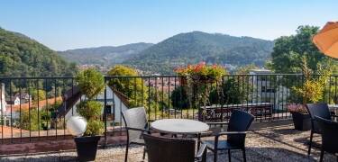 På terrassen kan gæsterne nyde kaffe eller middag med udsigt over Bad Lauterberg og de omkringliggende bakker.