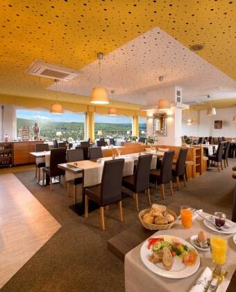 Im hellen, einladenden Restaurant erwarten Sie regionale Spezialitäten und reichhaltige Buffets.