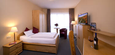 Bekväma rum med klassisk inredning erbjuder en lugn plats att vila och ladda upp mellan utflykterna.