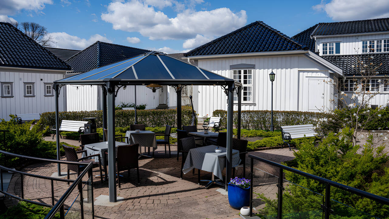 Njut av den fina trädgården med en uppfriskande drink från lobbybaren.
