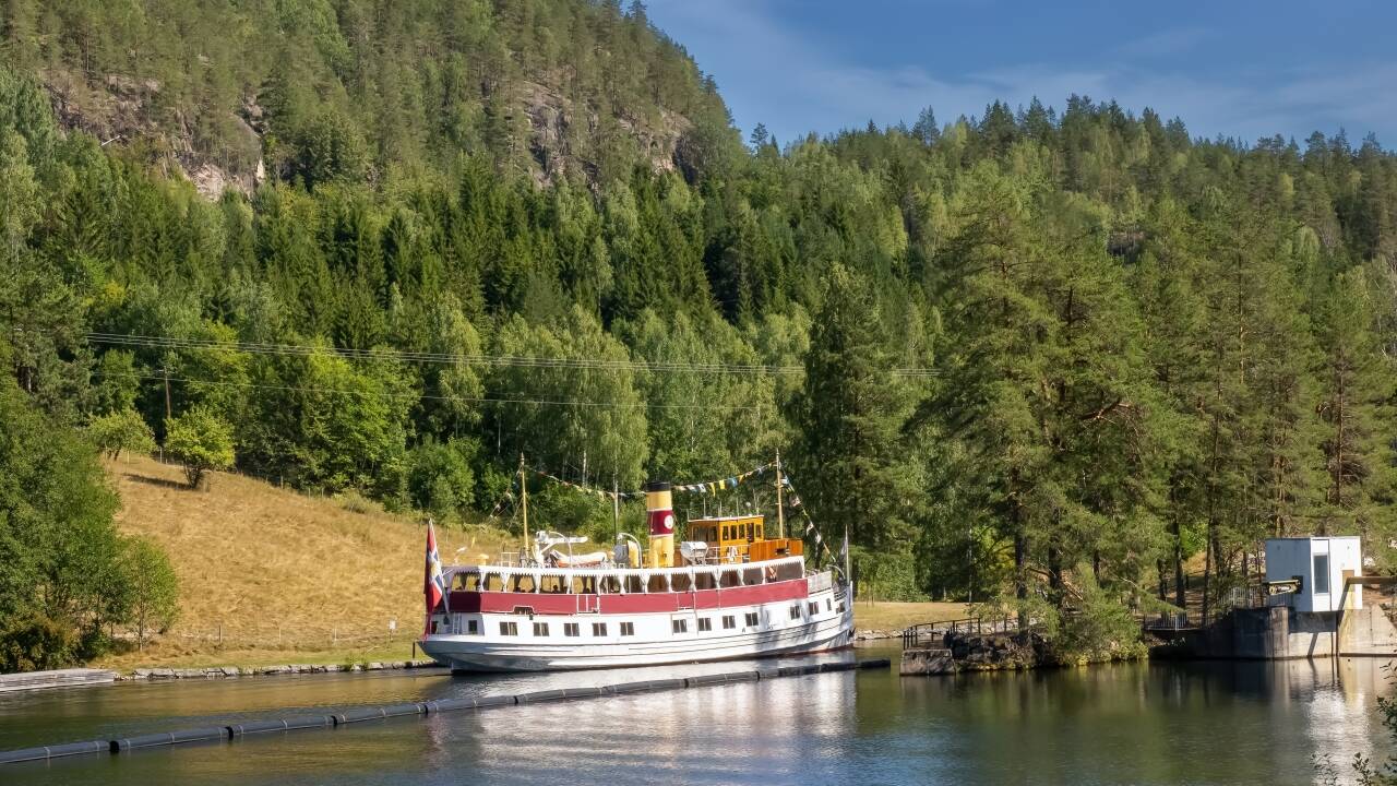 Ta en båttur på elven eller besøk Kleivstrand for å bade.