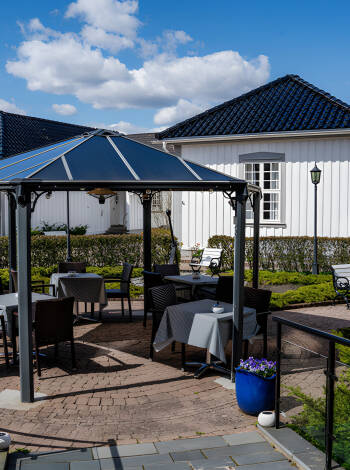Enjoy the nice backyard with a refreshing drink from the lobby bar.