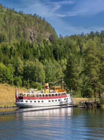 Ta en båttur på floden eller besök Kleivstrand för att bada.