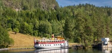 Machen Sie eine Bootsfahrt auf dem Fluss oder besuchen Sie Kleivstrand zum Baden.