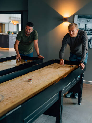 Verbringen Sie einige Zeit in der charmanten Lounge, wo Sie Snacks und Getränke genießen und Shuffleboard spielen können.