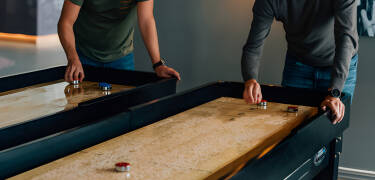 Tilbring litt tid i den sjarmerende loungen hvor du kan nyte snacks og drikke og spille shuffleboard.