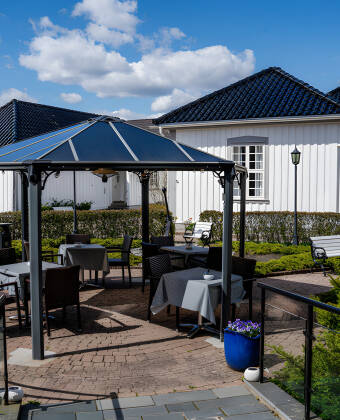 Njut av den fina trädgården med en uppfriskande drink från lobbybaren.