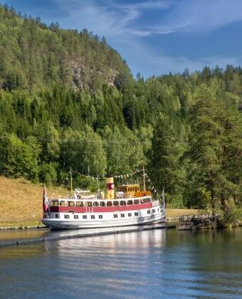 Machen Sie eine Bootsfahrt auf dem Fluss oder besuchen Sie Kleivstrand zum Baden.