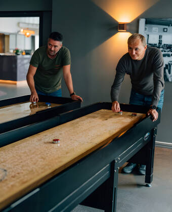 Tillbringa lite tid i den charmiga loungen där du kan njuta av snacks och drycker och spela shuffleboard.