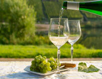 Slapp av med et glass vin fra regionen på den vakre terrassen, som har utsikt over vingårdene.