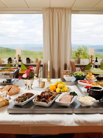 Beginnen Sie den Tag mit einem herzhaften Frühstücksbuffet in den schönen Räumlichkeiten des Hotels.