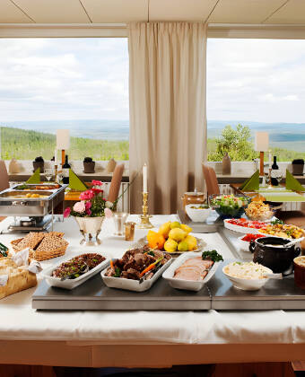 Spis middag i hotellets lyse restaurant med en flot udsigt til landskabet udenfor