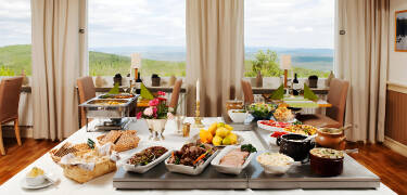 Beginnen Sie den Tag mit einem herzhaften Frühstücksbuffet in den schönen Räumlichkeiten des Hotels.