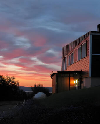 Genießen Sie Ihre Abende auf dem Långberg, genießen Sie einen Drink und genießen Sie die Aussicht.